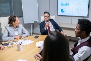 Vários profissionais em uma reunião corporativa