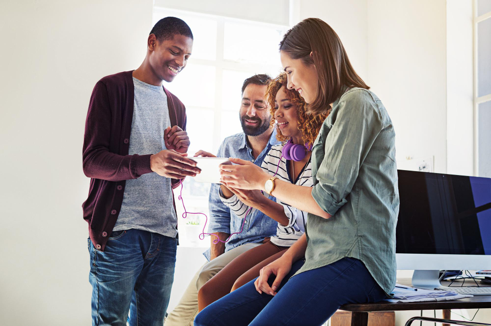 Equipe se comunicando e se escutando, gerando bons resultados a empresa.