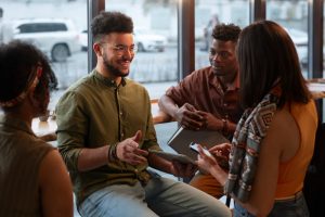 Colegas conversando e praticando suas linguagens corporais e presença.