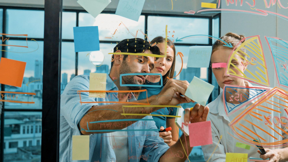 Equipe trabalhando a comunicação visual da empresa.