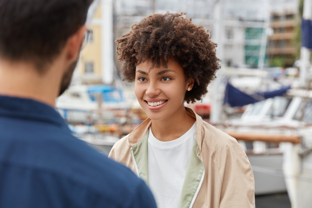 Jovens conversando no mercado usando a comunicação cotidiana.