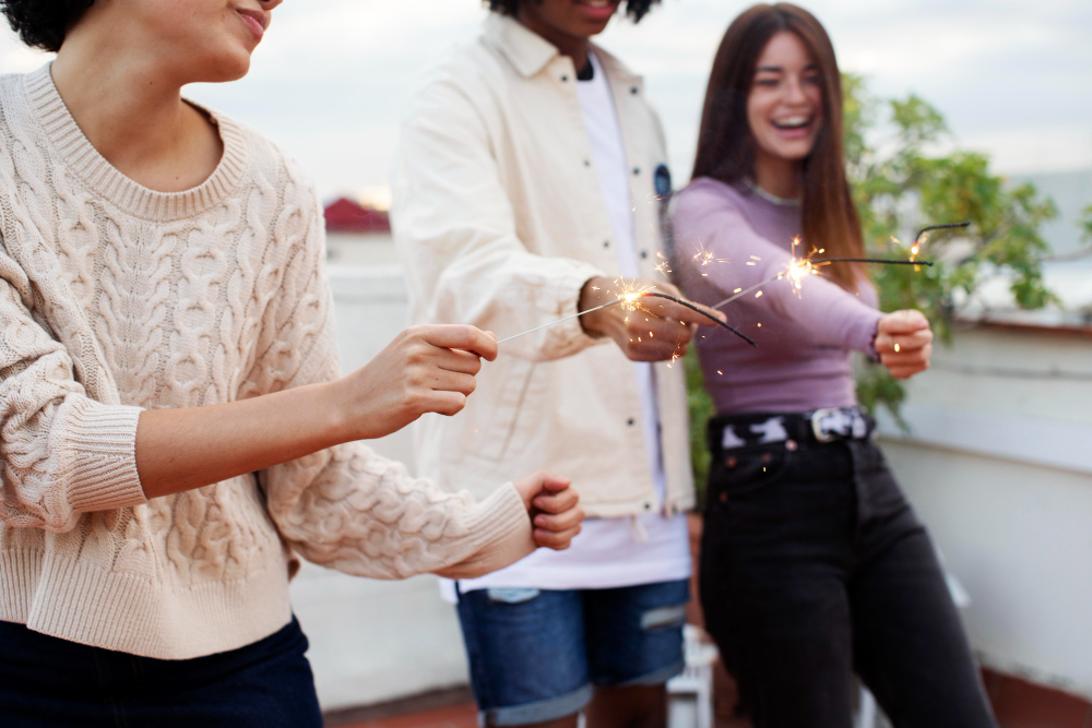 Equipe feliz balançando velas amarelas representando a comunicação estratégia durante o recesso e ano novo.