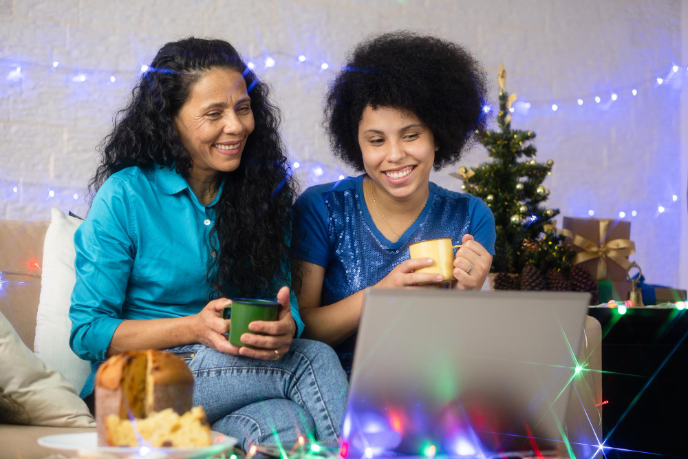 Funcionária feliz durante o recesso com sua familia, recebendo mensagens positivas de seu chefe que pratica a comunicação estratégica durante recesso.